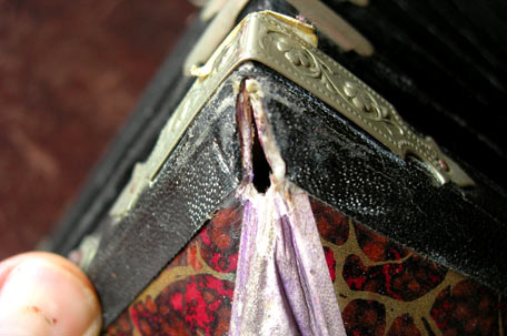 Löcher in Lederecken dichten